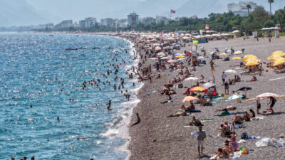 Semih ERSÖZLER/ANTALYA, – OKULLARIN başlamasına sayılı gün kala Antalya’daki sahillerde