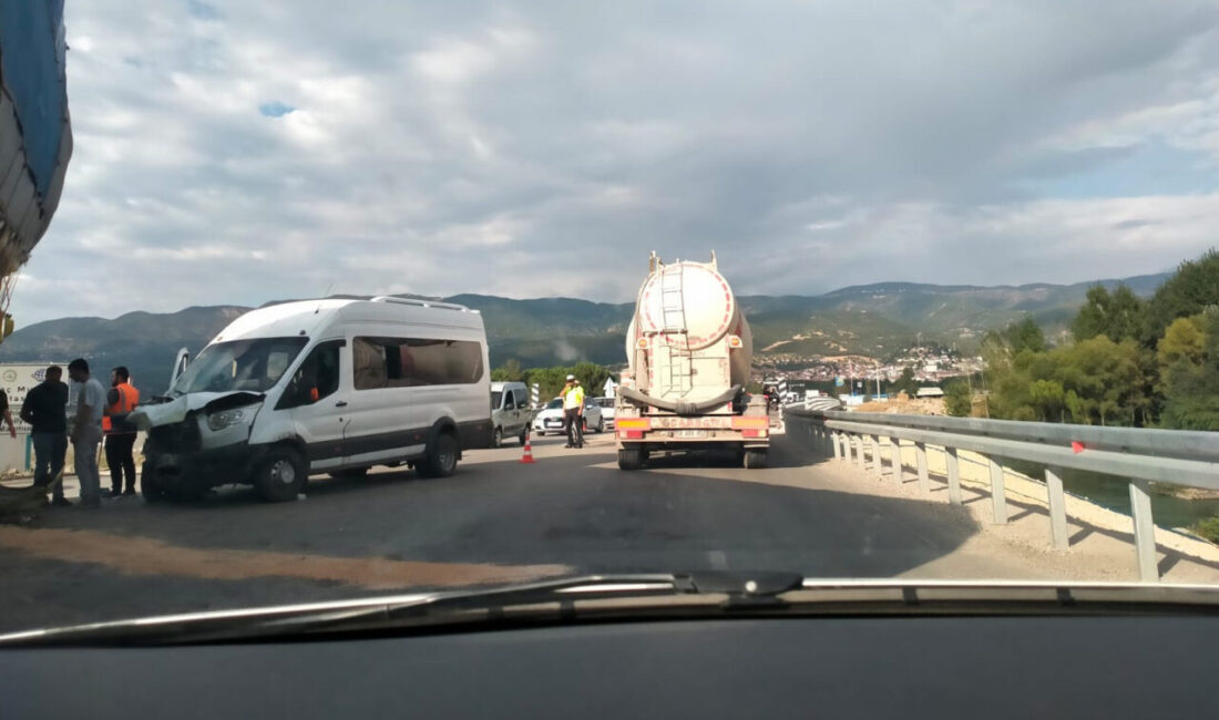 Fatih YILMAZ/ TOKAT, – TOKAT’ta saman yüklü kamyon ile fındık
