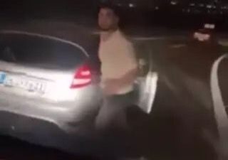 Eda KOÇ/ANKARA, – ANKARA’da trafikte önünü kestikleri araca balta ile