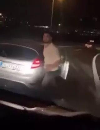 Eda KOÇ/ANKARA, – ANKARA’da trafikte önünü kestikleri araca balta ile