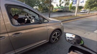 ANKARA – ANKARA’da trafikte hafif ticari aracın içinde uyuyakalan sürücü,