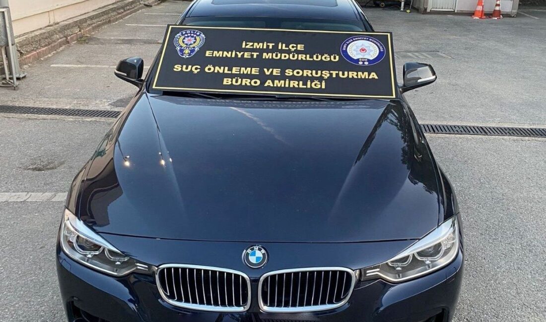 Ardacan UZUN/ İZMİT(Kocaeli), – KOCAELİ’nin İzmit ilçesinde, tramvay yolunda otomobiliyle