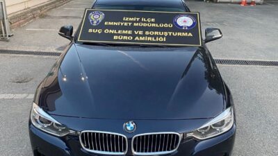 Ardacan UZUN/ İZMİT(Kocaeli), – KOCAELİ’nin İzmit ilçesinde, tramvay yolunda otomobiliyle