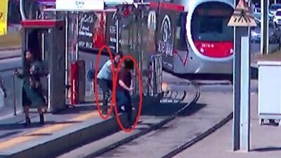 KAYSERİ, – KAYSERİ’de tramvayın geldiği fark etmeyip karşıya geçmek isteyen