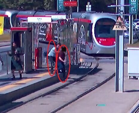 KAYSERİ, – KAYSERİ’de tramvayın geldiği fark etmeyip karşıya geçmek isteyen