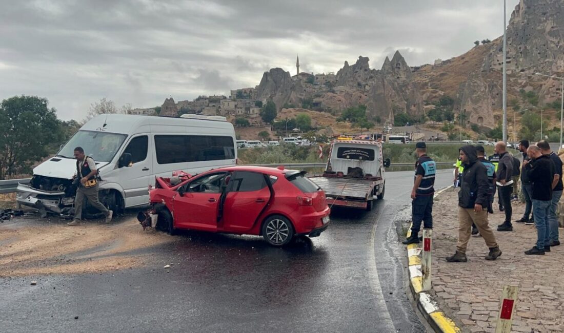 Ahmet KORKMAZER/NEVŞEHİR, – NEVŞEHİR’de, turistleri taşıyan minibüs ile otomobilin çarpıştığı