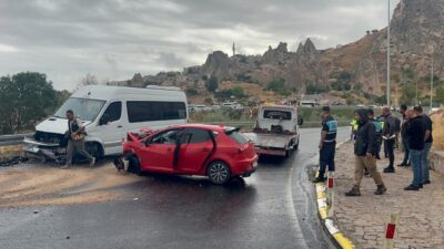 Ahmet KORKMAZER/NEVŞEHİR, – NEVŞEHİR’de, turistleri taşıyan minibüs ile otomobilin çarpıştığı
