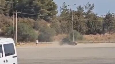 Tekin GÜRBULAK/İZMİR, – İZMİR’in Urla ilçesinde drift yapan sürücü, jandarma