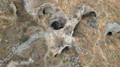 Metin DEĞİRMENCİ/YEŞİLHİSAR (Kayseri), – KAYSERİ’nin Yeşilhisar ilçesinde, kayadan oyma inşa