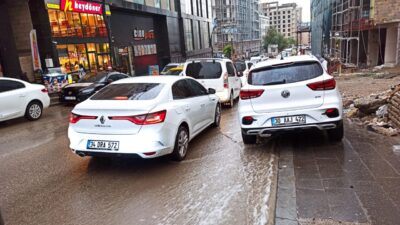 Behçet DALMAZ/VAN, – VAN’da aniden bastıran sağanak nedeniyle cadde ve