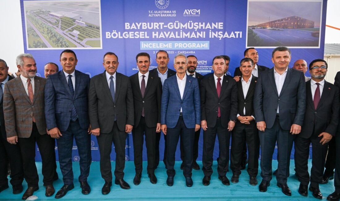 Ulaştırma ve Altyapı Bakanı Abdulkadir Uraloğlu, yapımı devam eden Bayburt-Gümüşhane