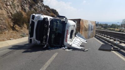 Nabi YAZICI/KÖRFEZ (Kocaeli), – KOCAELİ’nin Körfez ilçesinde devrilen yağ yüklü
