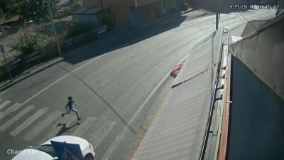 Ali Sencer ARSLAN/ZONGULDAK, – ZONGULDAK’ta yaya geçidinden koşarak karşıya geçmeye