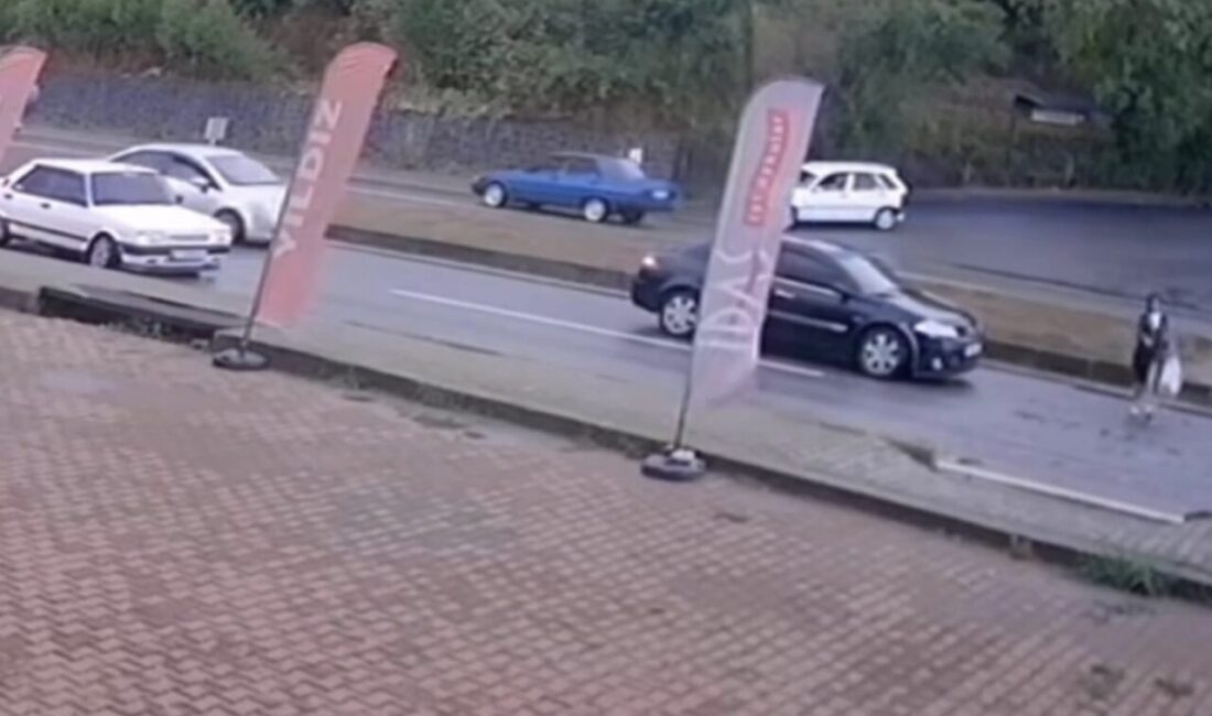 Ayhan ACAR/BARTIN, -BARTIN’da yayaya yol vermek için sürücüsünün durduğu otomobile,