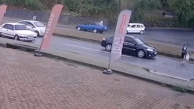 Ayhan ACAR/BARTIN, -BARTIN’da yayaya yol vermek için sürücüsünün durduğu otomobile,