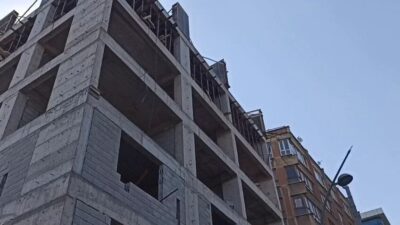 Tekin YALÇINKAYA/ELAZIĞ, – ELAZIĞ’da yürürken inşaat halindeki 5 katlı binadan