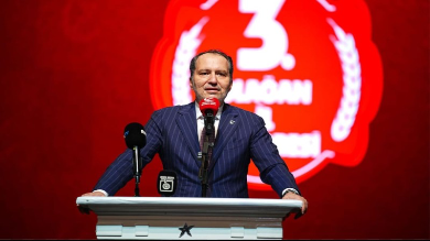
Yeniden Refah Partisi lideri Erbakan, iktidara seslenerek, “Biz sizin hasmınız
