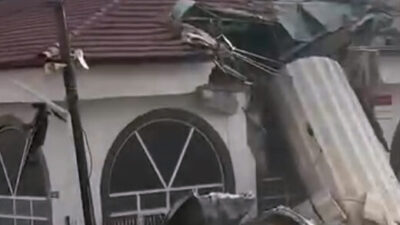 MİNARE DEVRİLDİ Ankara’da etkili olan sağanağın yanı sıra yer yer