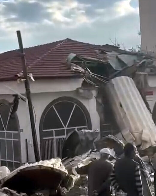 Ankara’da 2 ilçede dolu yağdı (2) MİNARE DEVRİLDİ Ankara’da etkili olan sağanağın yanı sıra yer yer