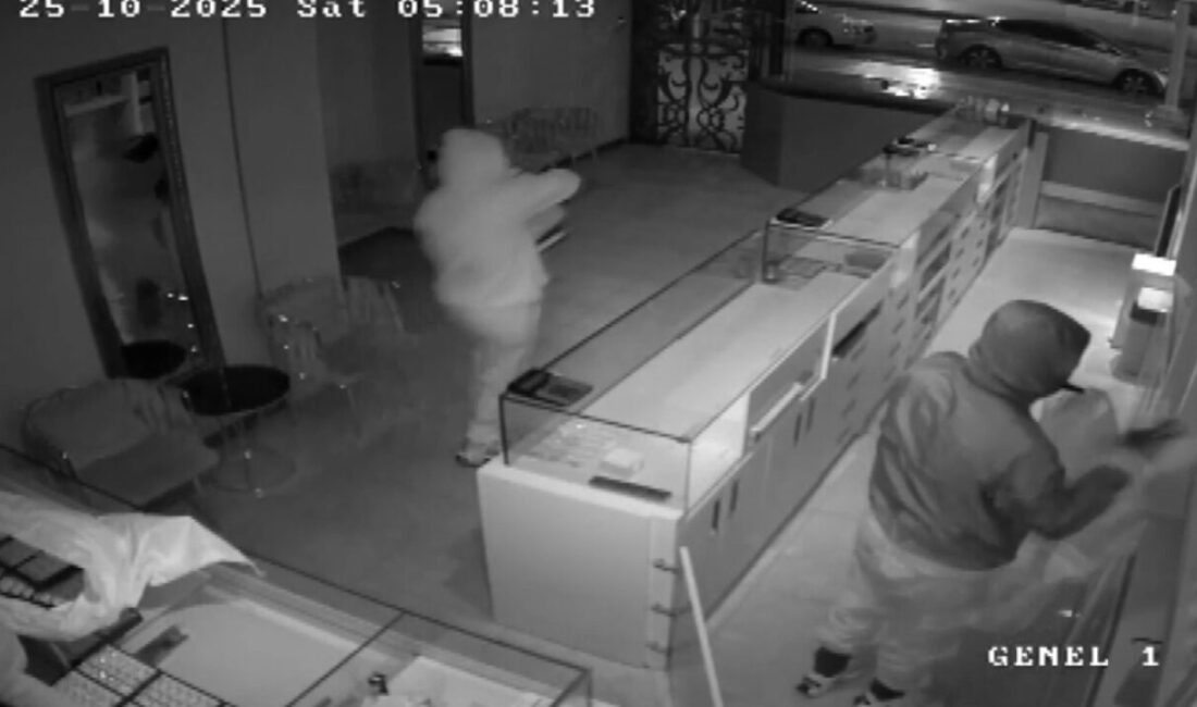 Ankara’da kuyumcudan 7 kilo altın çalındı; o anlar kamerada ANKARA, – ANKARA’da kuyumcu dükkanından çalınan yaklaşık 7 kilogram altın