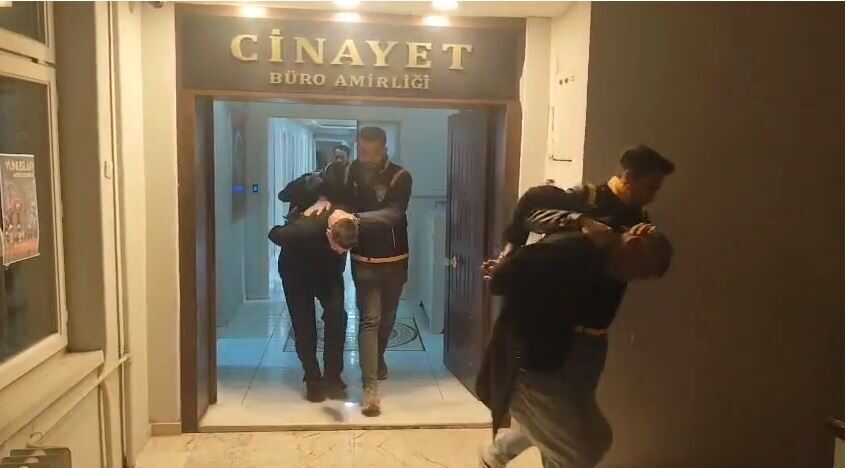 Ankara’da pompalı saldırıda 1 kişiyi öldürüp 1 kişiyi yaralayan şüpheli tutuklandı Umutcan ÖREN/ ANKARA, – ANKARA’nın Altındağ ilçesinde evde çıkan kavga