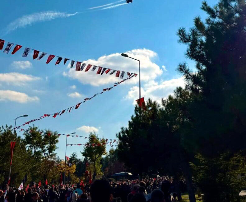 Ankara’da SOLOTÜRK eşliğinde 29 Ekim yürüyüşü Aliekber METE-Gizem CENGİL/ANKARA, – ANKARA’da 29 Ekim Cumhuriyet Bayramı kutlamaları