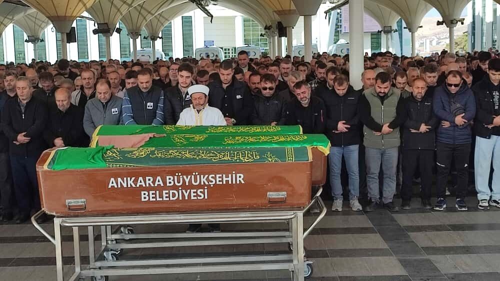 Aşırı alkolden öldüğü öne sürülen Hiranur, son yolculuğuna uğurlandı Nisa MİĞAL-Ali Oğulcan ARSLAN/ANKARA, – ANKARA’da evden kaçtıktan sonra kız