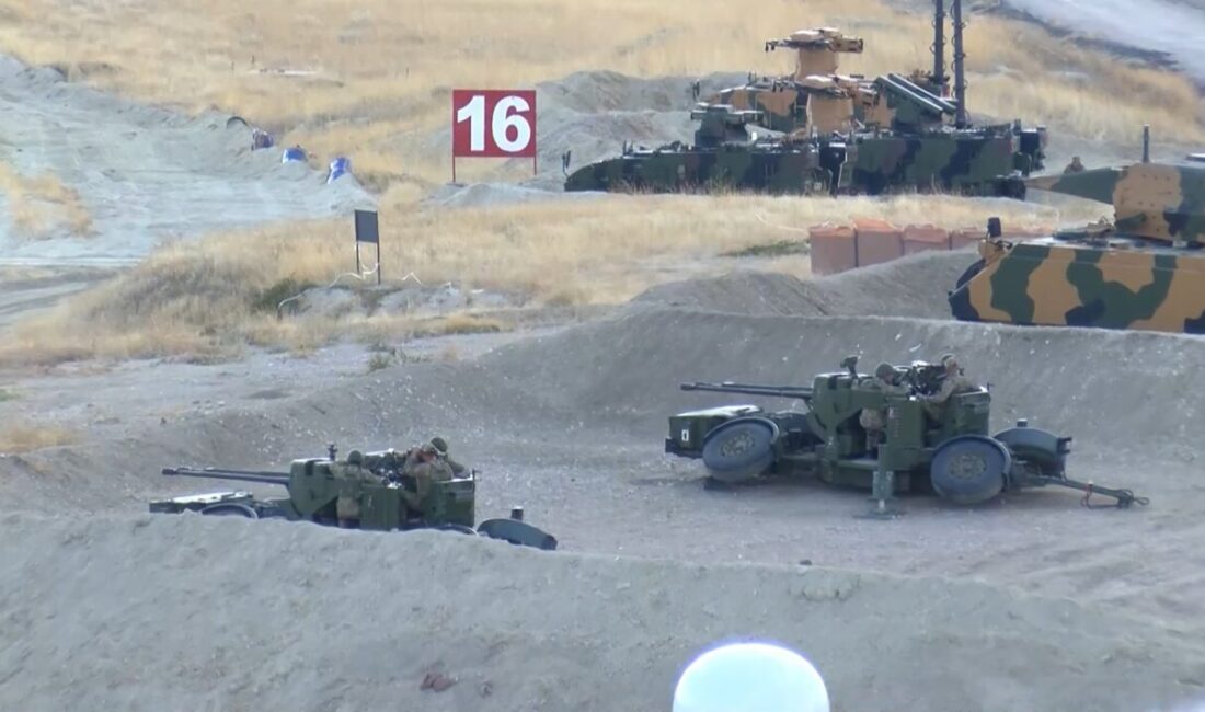 HÜRJET VE HÜRKUŞ’TAN SELAMLAMA UÇUŞU Milli Savunma Bakanı Yaşar Güler’in