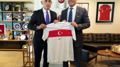 İSTANBUL, – FENERBAHÇE Kulübü Başkanı Sadettin Saran, beraberindeki yönetim kurulu