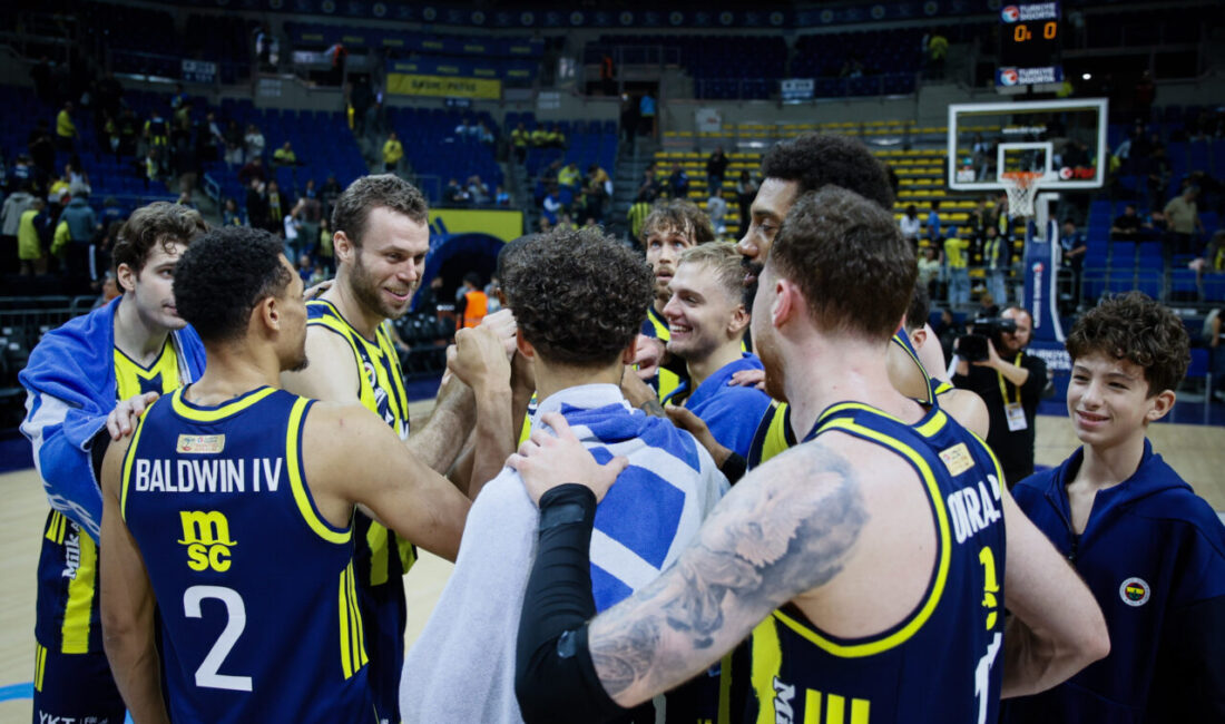 Fenerbahçe taraftarı parkede takımlarını yalnız bırakmıyor Beyza Betül CİHAN /