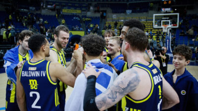 Fenerbahçe taraftarı parkede takımlarını yalnız bırakmıyor Beyza Betül CİHAN /