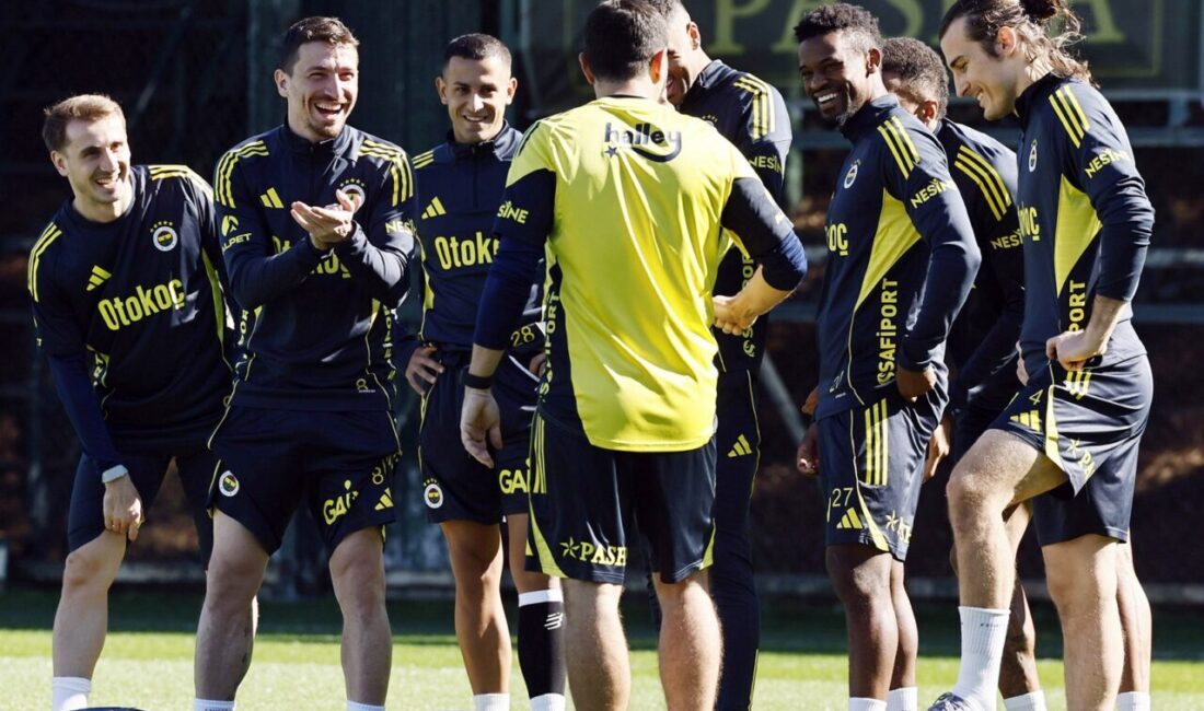 Fenerbahçe’de Beşiktaş derbisinin hazırlıkları başladı İSTANBUL, -FENERBAHÇE, 2 Kasım Pazar günü Beşiktaş ile deplasmanda oynayacağı