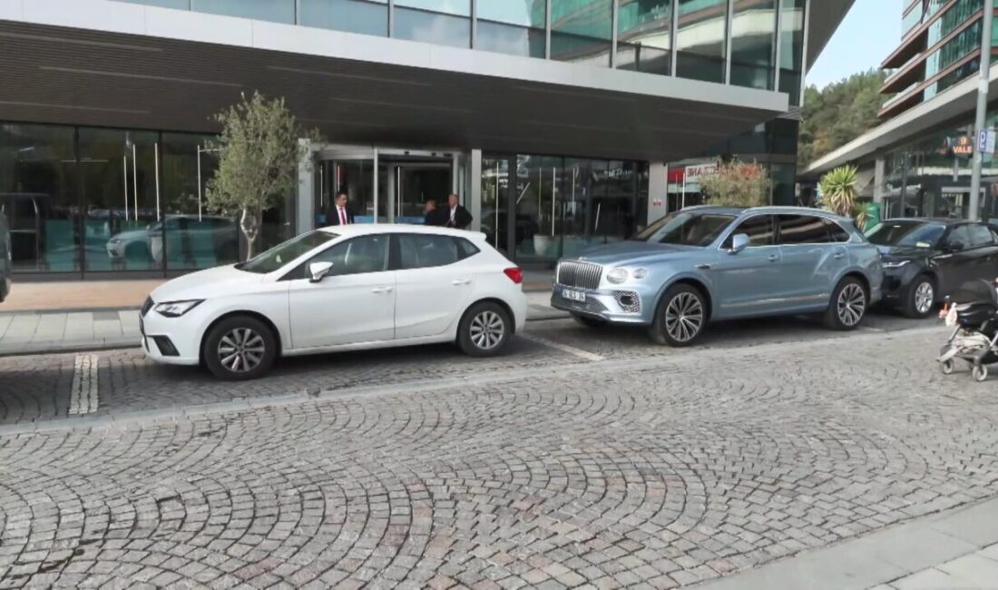 İsrtanbul – Fatih Ürek’in sağlık durumuyla ilgili açıklama: ‘Durumu kritik seyretmektedir’ İSTANBUL – EVİNDE geçirdiği kalp krizi sonrası hastaneye kaldırılan şarkıcı