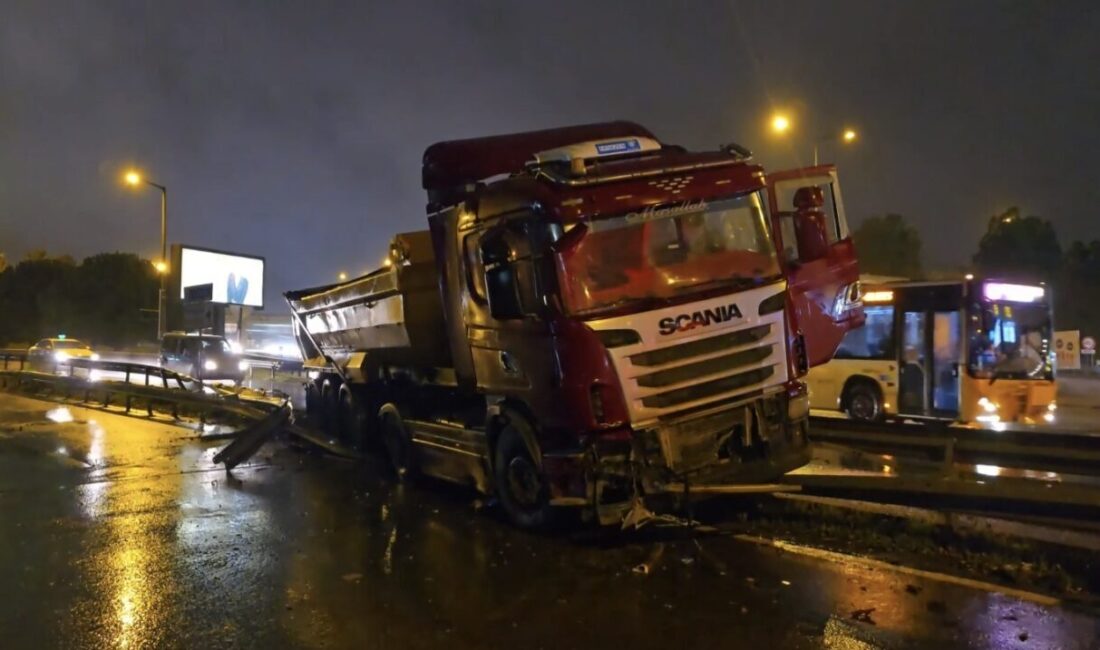 İstanbul – Ataşehir’de ıslak yolda kayan hafriyat kamyonu yan yola girdi Mert ORDU/İSTANBUL – ATAŞEHİR’de yağış nedeniyle kayganlaşan yolda şoförünün direksiyon