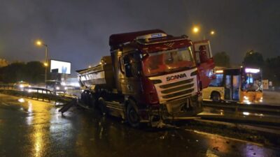 Mert ORDU/İSTANBUL – ATAŞEHİR’de yağış nedeniyle kayganlaşan yolda şoförünün direksiyon