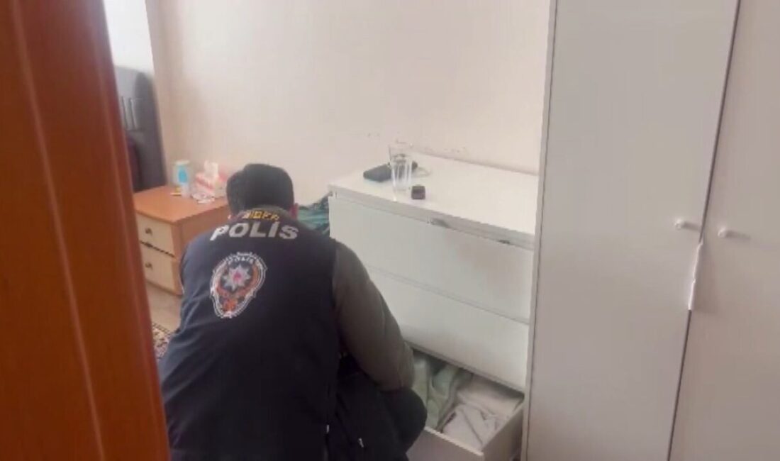 Leyla YILDIZ/İSTANBUL, – ATAŞEHİR’de asker konvoyunda motosikletle ilerleyen kişi tabancayla