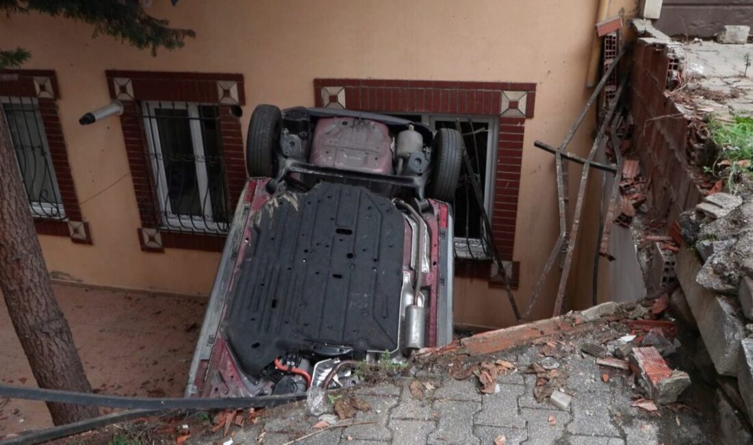 İstanbul – Ataşehir’de otomobil apartmanın bahçesine uçtu Leyla YILDIZ- Ulaşcan ÖZER/ İSTANBUL, – ATAŞEHİR’de sürücüsünün kontrolünden çıkan