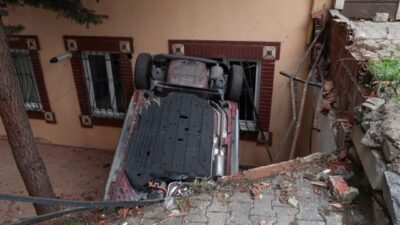 Leyla YILDIZ- Ulaşcan ÖZER/ İSTANBUL, – ATAŞEHİR’de sürücüsünün kontrolünden çıkan