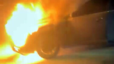 İhsan DÖRTKARDEŞ/İSTANBUL, – AVCILAR’da hareket halindeki bir otomobil, motor bölümünden