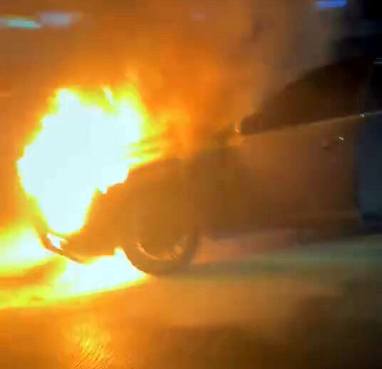 İhsan DÖRTKARDEŞ/İSTANBUL, – AVCILAR’da hareket halindeki bir otomobil, motor bölümünden