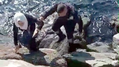 İhsan DÖRTKARDEŞ/İSTANBUL, – AVCILAR sahilindeki kayalıklarda yürürken denize düşen kadın,