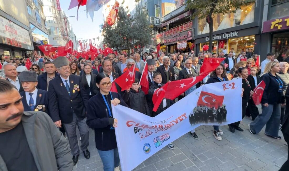 İhsan DÖRTKARDEŞ/İSTANBUL, -TÜRKİYE Cumhuriyeti’nin 102’nci kuruluş yıl dönümü nedeniyle Avcılar’da