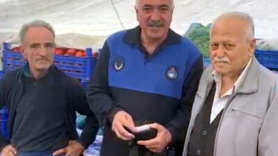 İhsan DÖRTKARDEŞ / İSTANBUL, – AVCILAR’da pazarcı Mefhar Karademir, tezgahının