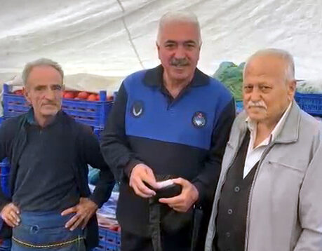 İhsan DÖRTKARDEŞ / İSTANBUL, – AVCILAR’da pazarcı Mefhar Karademir, tezgahının