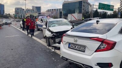 Baran AKKAYA / İSTANBUL, –BAĞCILAR TEM Otoyolu O-3 ayrımında iki