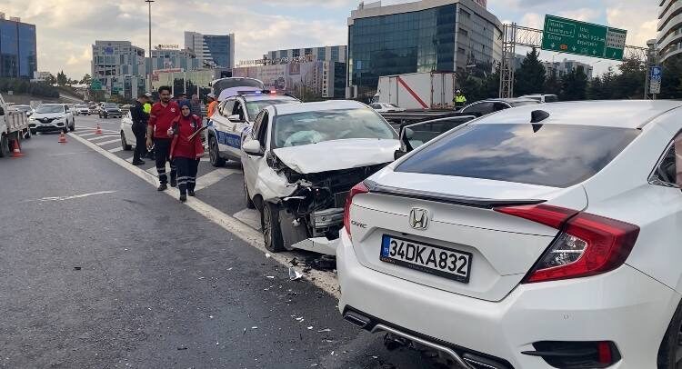 Baran AKKAYA / İSTANBUL, –BAĞCILAR TEM Otoyolu O-3 ayrımında iki