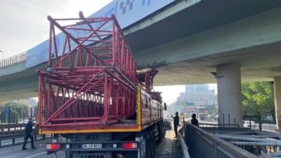 Baran AKKAYA/İSTANBUL, -BAKIRKÖY D-100 Karayolu’nda vinç parçası yüklü TIR köprüye