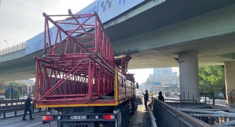 Baran AKKAYA/İSTANBUL, -BAKIRKÖY D-100 Karayolu’nda vinç parçası yüklü TIR köprüye