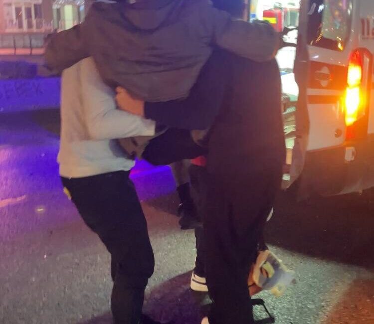 Baran AKKAYA/İSTANBUL, -BAŞAKŞEHİR’de sürücüsünün direksiyon hakimiyetini kaybettiği otomobil yol kenarındaki