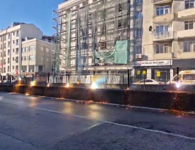 İstanbul- Bayrampaşa’da kamyon tramvay hattındaki korkuluklara çarptı; patlamalar meydana geldi Emre KURT- Emin YEŞİL / İSTANBUL, – Bayrampaşa’da geri manevra